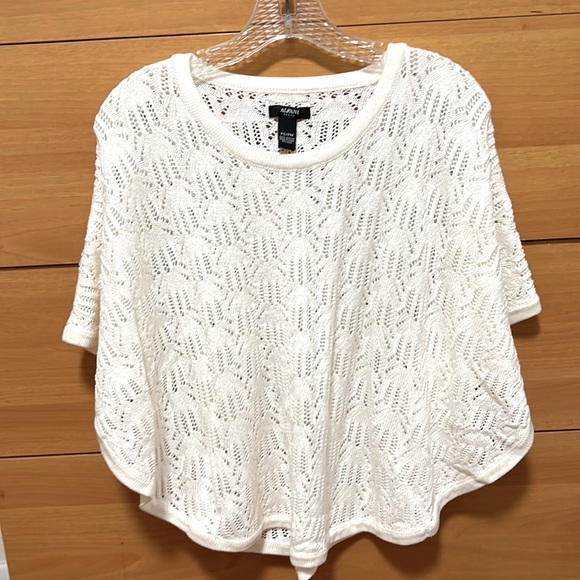 White knitted poncho. Soft to the touch. Size: M. - Picture 1 of 2